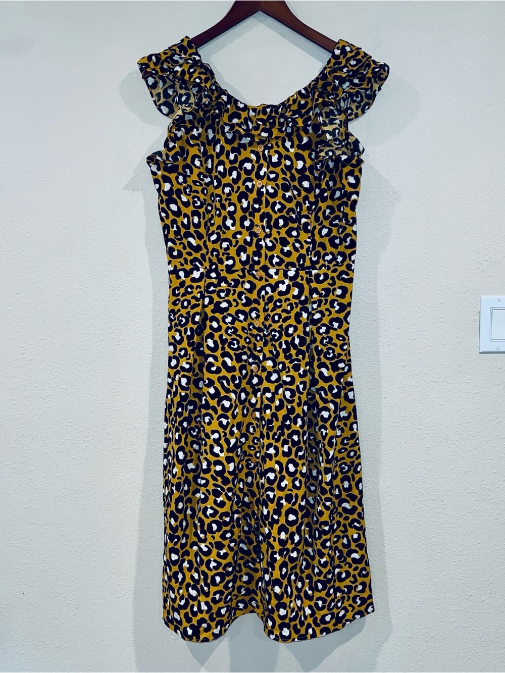 Women’s yellow leopard-print midi dress by Who What Wear button front size Med